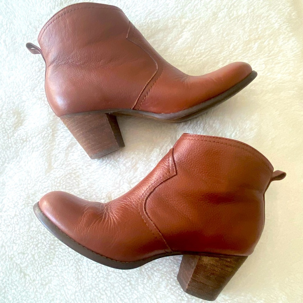 Lands’ End Brown Boots, 6.5
Minimal wear, see pictures